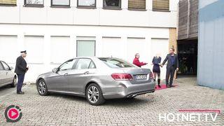 Blonde reife Frau verführt den Mann beim Fotoshoot