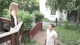Blondine auf der Gartenveranda reitet ihren Liebhaber wild